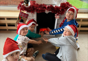 Chłopcy siedzą pod kominkiem