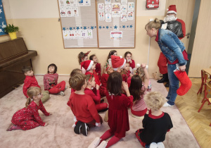 Pani Dyrektor wraz z Mikołajem witają się z dziećmi