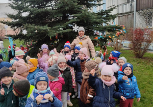 Dzieci z Panią na osiedlu.