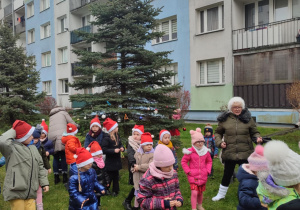 Dzieci w czapkach Mikołaja