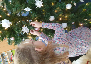 Dziewczynka trzyma bombkę.