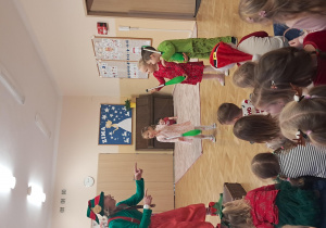 Dzieci trzymają cyrkowe atrybuty