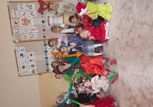 Dzieci pozują do zdjęcia z Elfem