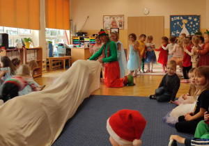 Biały tunel na środku sali.