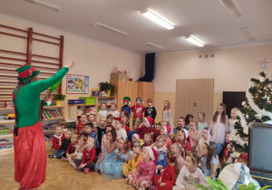 Dzieci patrzą na Elfa