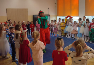 Dzieci stoją w kole.