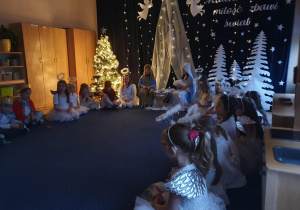 Przebrane dzieci występują na jasełkach.