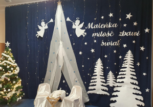 Scenografia na jasełka w biało-granatowych barwach.
