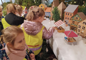 Dzieci oglądają szopki