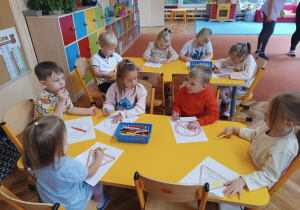 Dzieci wykonują znaki drogowe