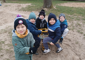 Chłopcy bujają się na huśtawce