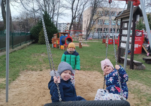 Dzieci huśtają się na huśtawce