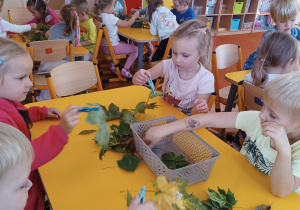 Dzieci ćwiczą chwyt pęsetkowy