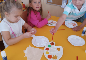 Dzieci malują farbami