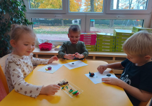 Dzieci lepią z plasteliny