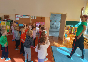 Dzieci naśladują instruktora