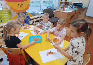 Dzieci malują misia