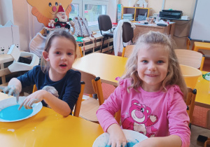 Dzieczynki bawią się cieczą