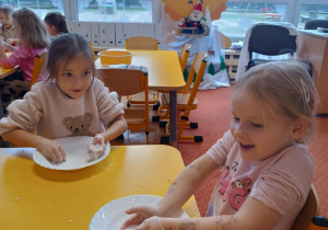 Dzieci czerpią radość z zabawy