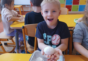 Chłopiec ulepił kulę