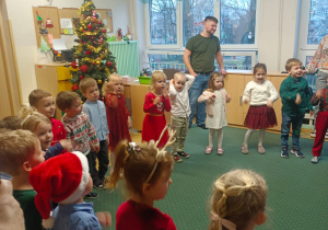 Dzieci występują przed rodzicami