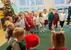 Dzieci recytują wiersze