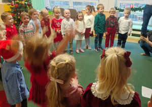 Dzieci śpiewają kolędy