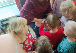 Dzieci miksują ciasto