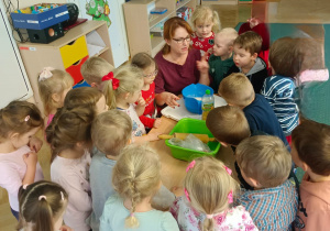 Dzieci przygotowują ciasto