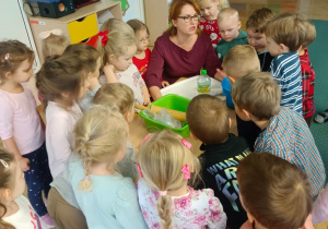 Dzieci wykonują pierniczki