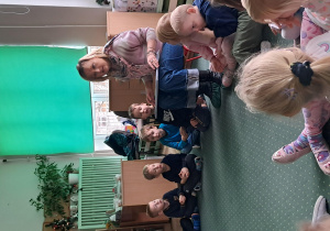 Dzieci słuchają Pani