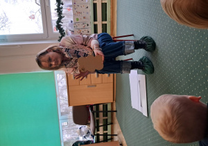 Pani prezentuje pierniczka