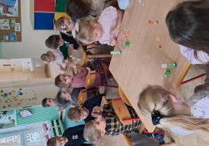 Dzieci wykonuja papierowe pierniczki