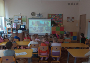 Dzieci uczestniczą w zajęciach online