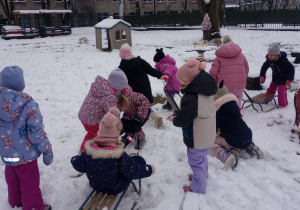 Dzieci bawią się w ogrodzie