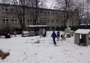 Dzieci bawią na śniegu