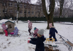 Dzieci bawią się sankami