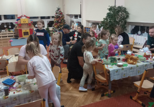 Dzieci wraz z rodzicami tworzą prace