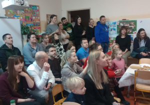 Rodzice oglądają uroczystość