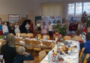 Dzieci recytują wiersze