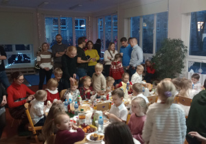 Dzieci śpiewają kolędy