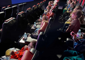 Dzieci oglądają film w sali kinowej