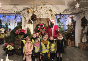 Grupa pozuje z Mikołajem