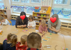 Dziewczynki z Mamami ozdabiają choinki