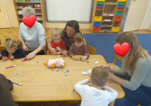 Rodzice z dziećmi siedzą przy stole