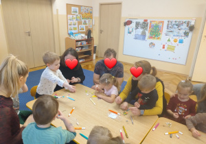 Dzieci ozdabiają bombki