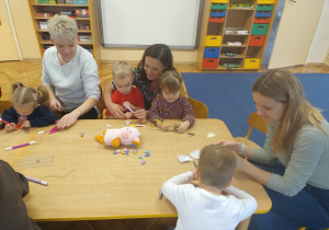 Grupa dekoruje sylwety choinek