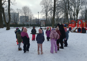 Dzieci stoją w kole