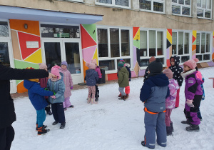 Dzieci stoją w parach trzymając się za ręce