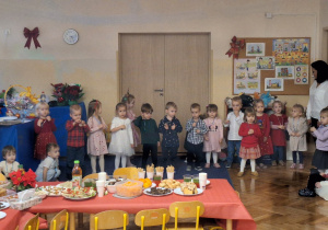 Grupa stoi przed świątecznym stołem